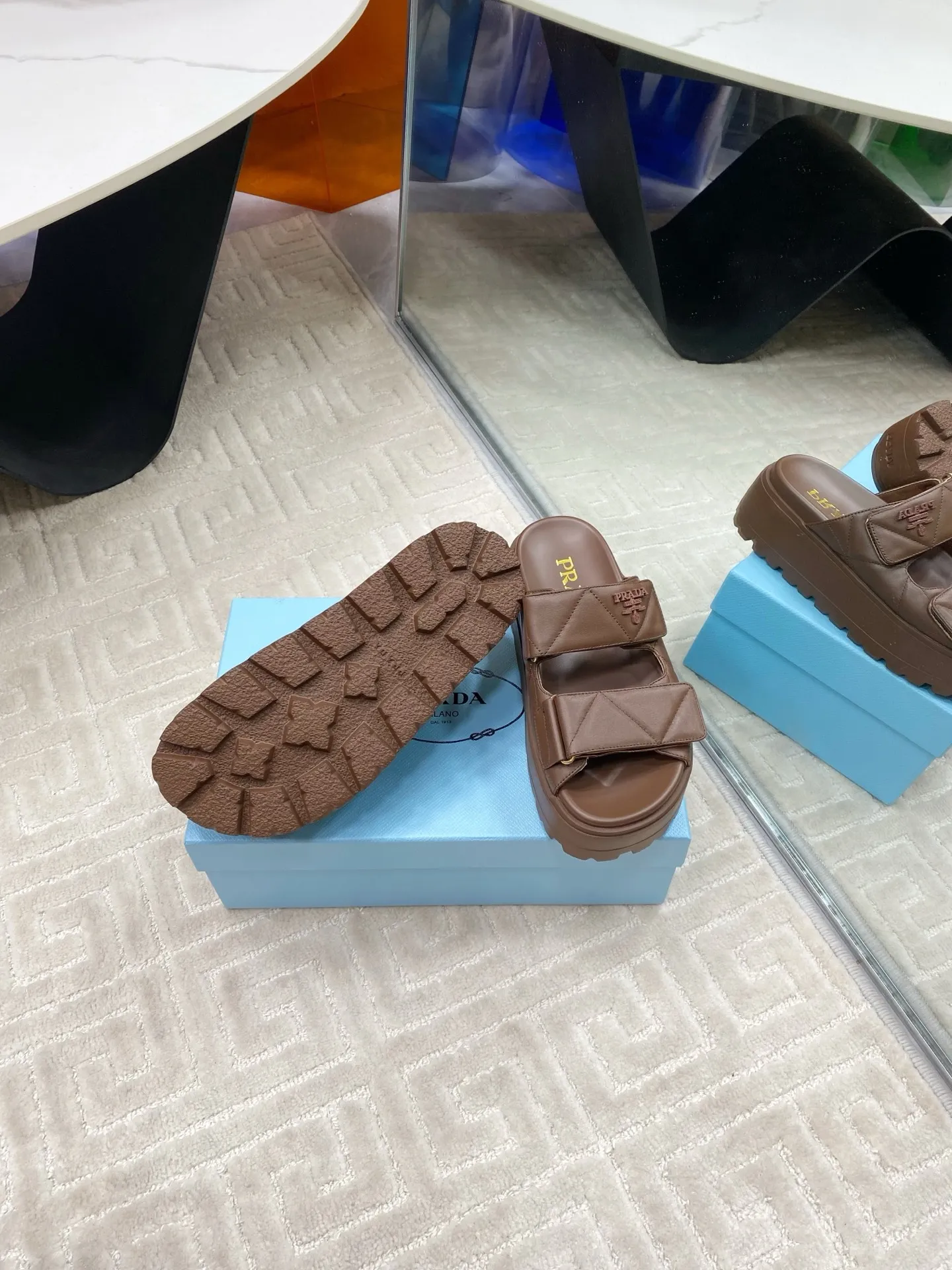 👟👟Ex-factory price 580👟👟 Prada Prada 2025 spring and summer new sandals Roman thick-soled Velcro sandals slippers The latest catwalk style, classic upgrades Comfort and fashionability coexist Each color combination looks good, and the design matches different style needs Upper: Original customized cowhide Lining: Original customized sheepskin lining, cowhide Foot pads Outsole: Original open-molded anti-slip outsole Shoe size: 35-40